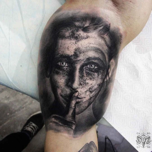 Чёрно-серая Portrait, Face tattoo на Предплечье