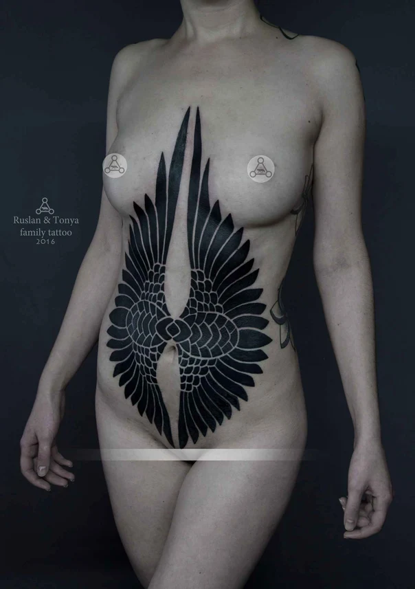 Блэкворк Wings tattoo на Живот