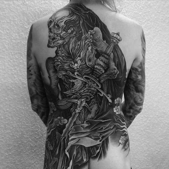 Tatuista Alexander Grim tatuagem blackwork
