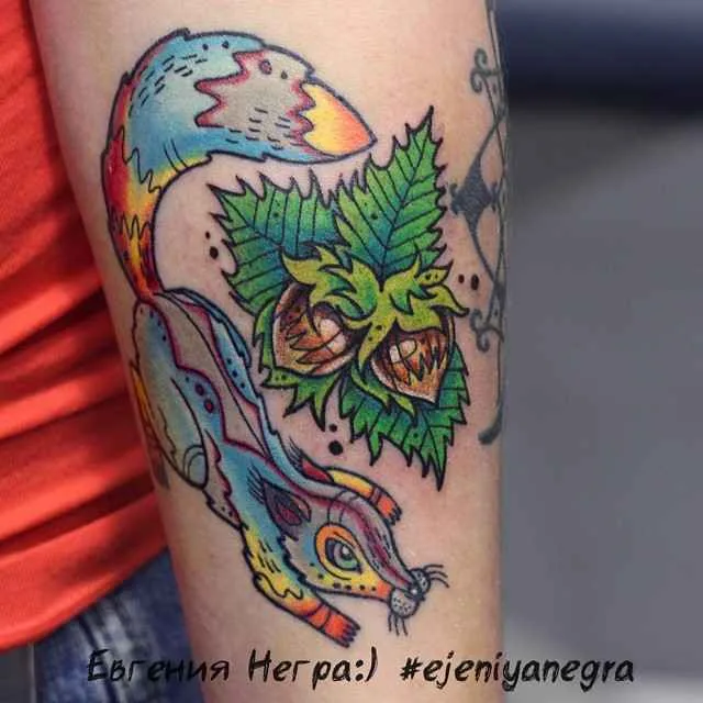 tatuaggio a colori neotradizionale etnico Ejeniya Negra