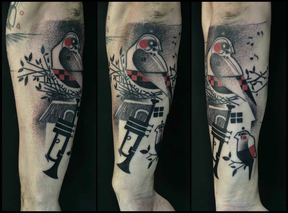 Artista di tatuaggi Katarzyna Krutak crea un tatuaggio a colori astratto