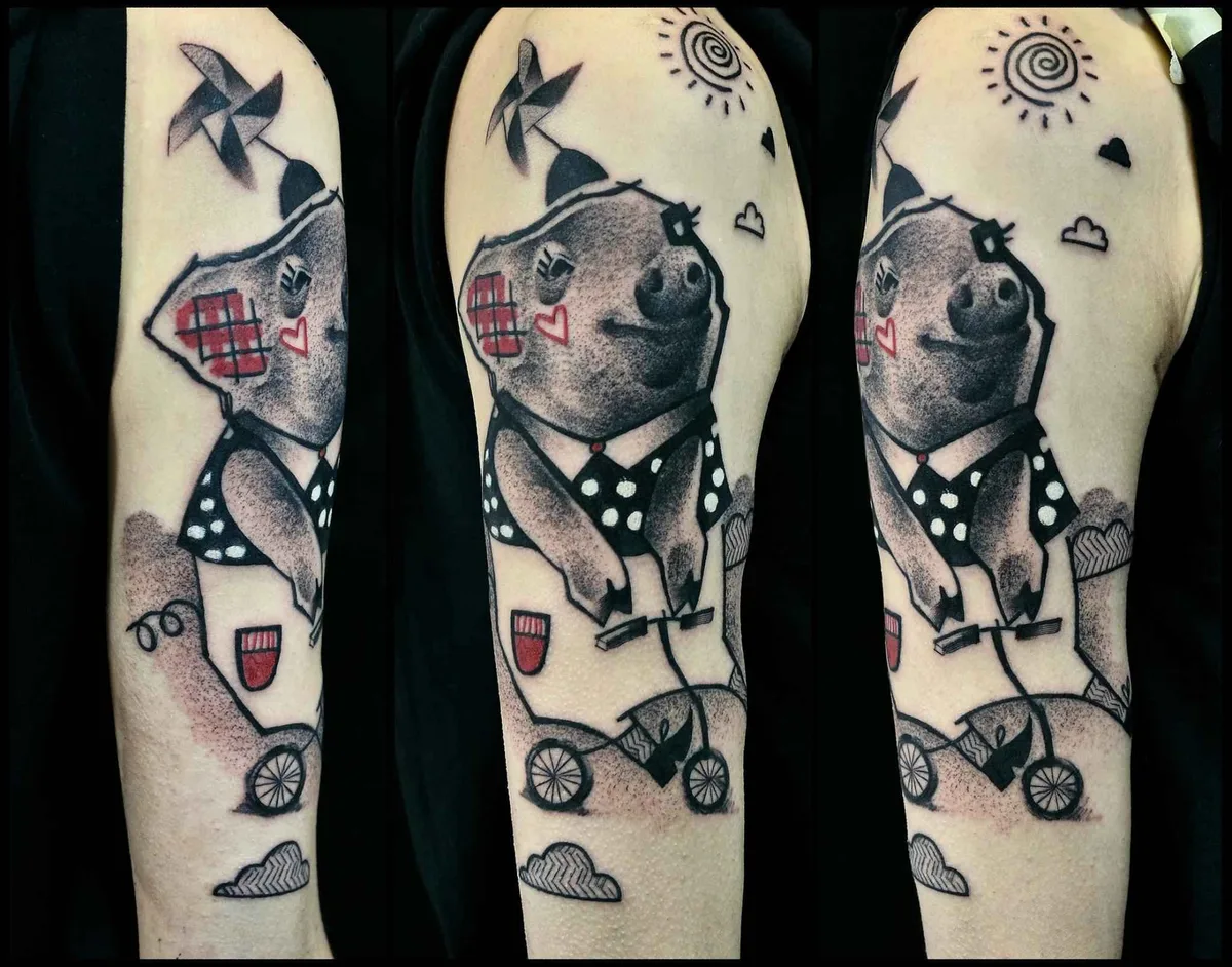 Artista di tatuaggi Katarzyna Krutak crea un tatuaggio a colori astratto