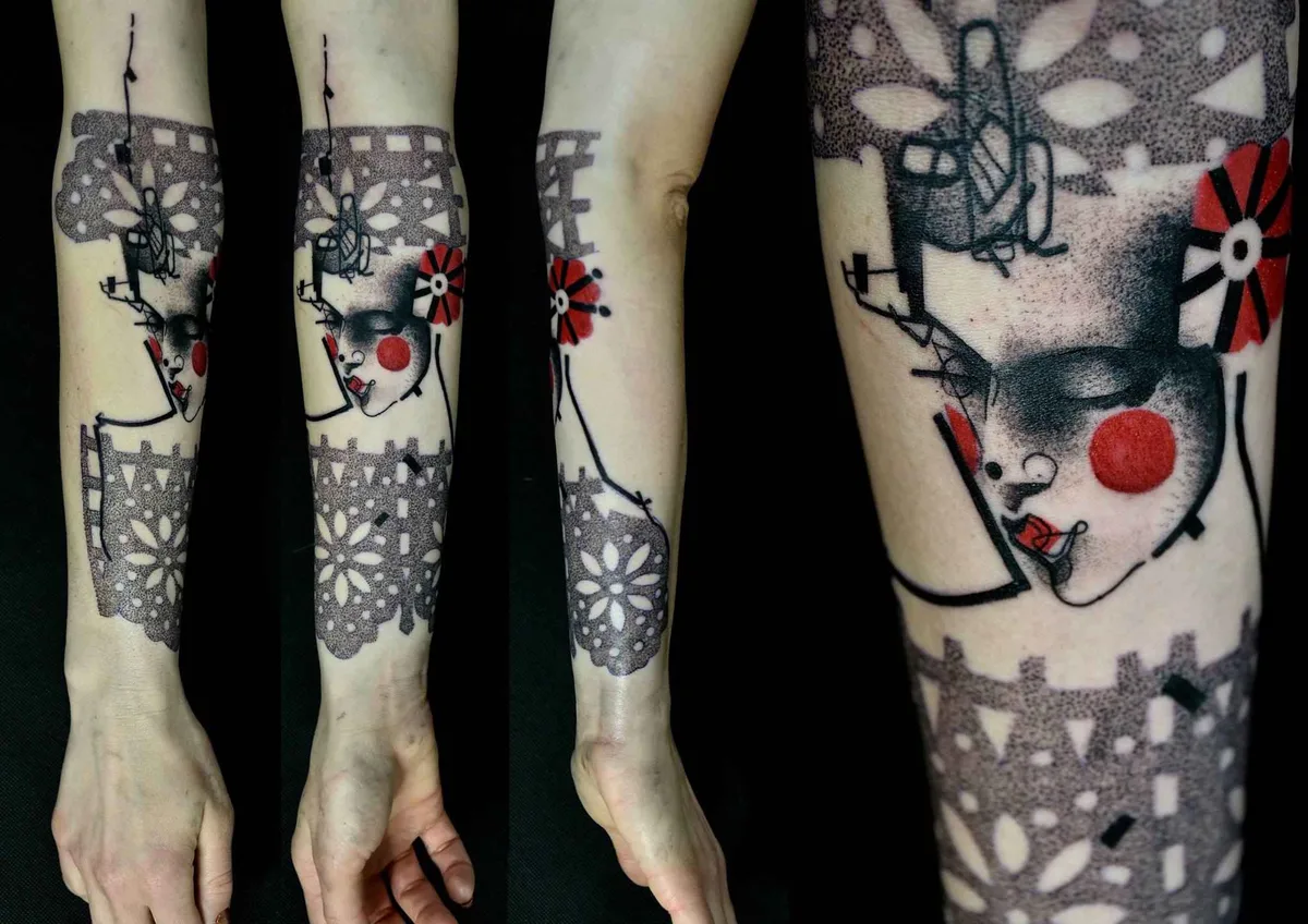 Artista di tatuaggi Katarzyna Krutak crea un tatuaggio a colori astratto