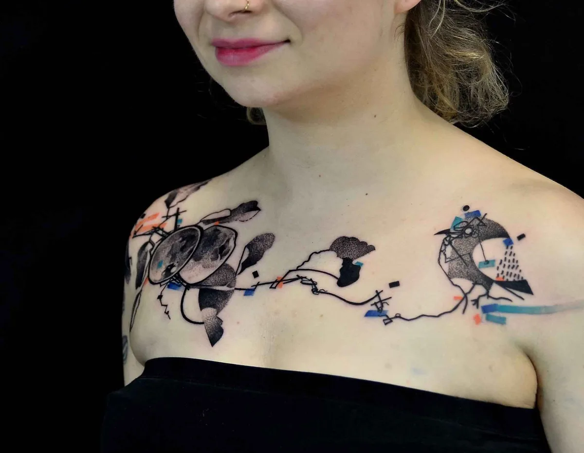 Artista di tatuaggi Katarzyna Krutak crea un tatuaggio a colori astratto