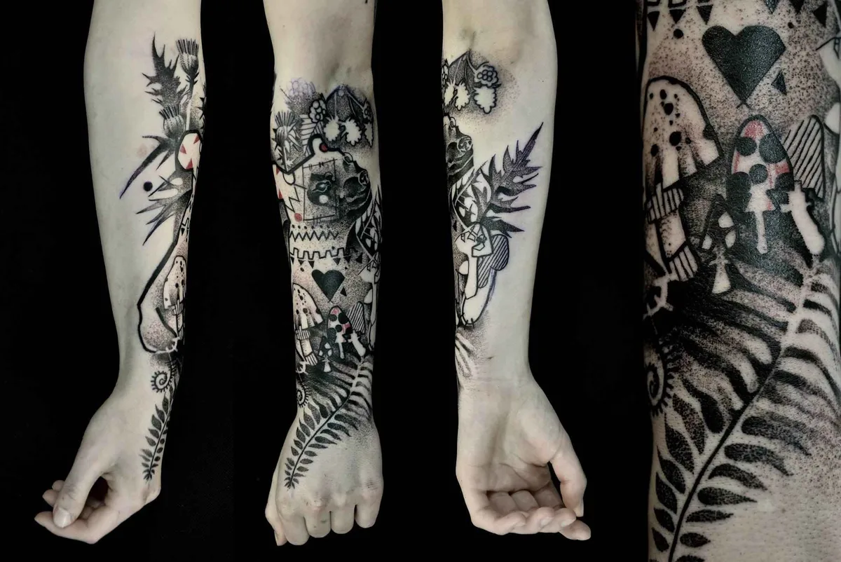 Artista di tatuaggi Katarzyna Krutak crea un tatuaggio a colori astratto