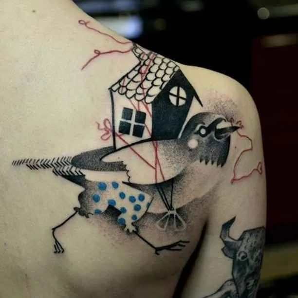 Artista di tatuaggi Katarzyna Krutak crea un tatuaggio a colori astratto