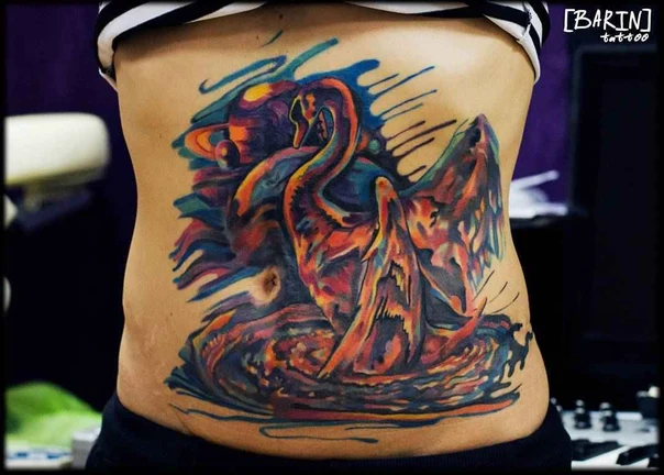 Абстрактная Swan tattoo на Живот