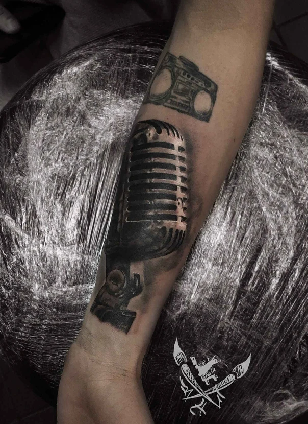 Чёрно-серая Microphone, Boombox tattoo на Предплечье