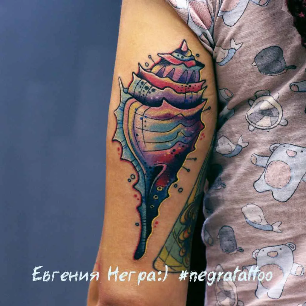 tatuaggio a colori neotradizionale etnico Ejeniya Negra