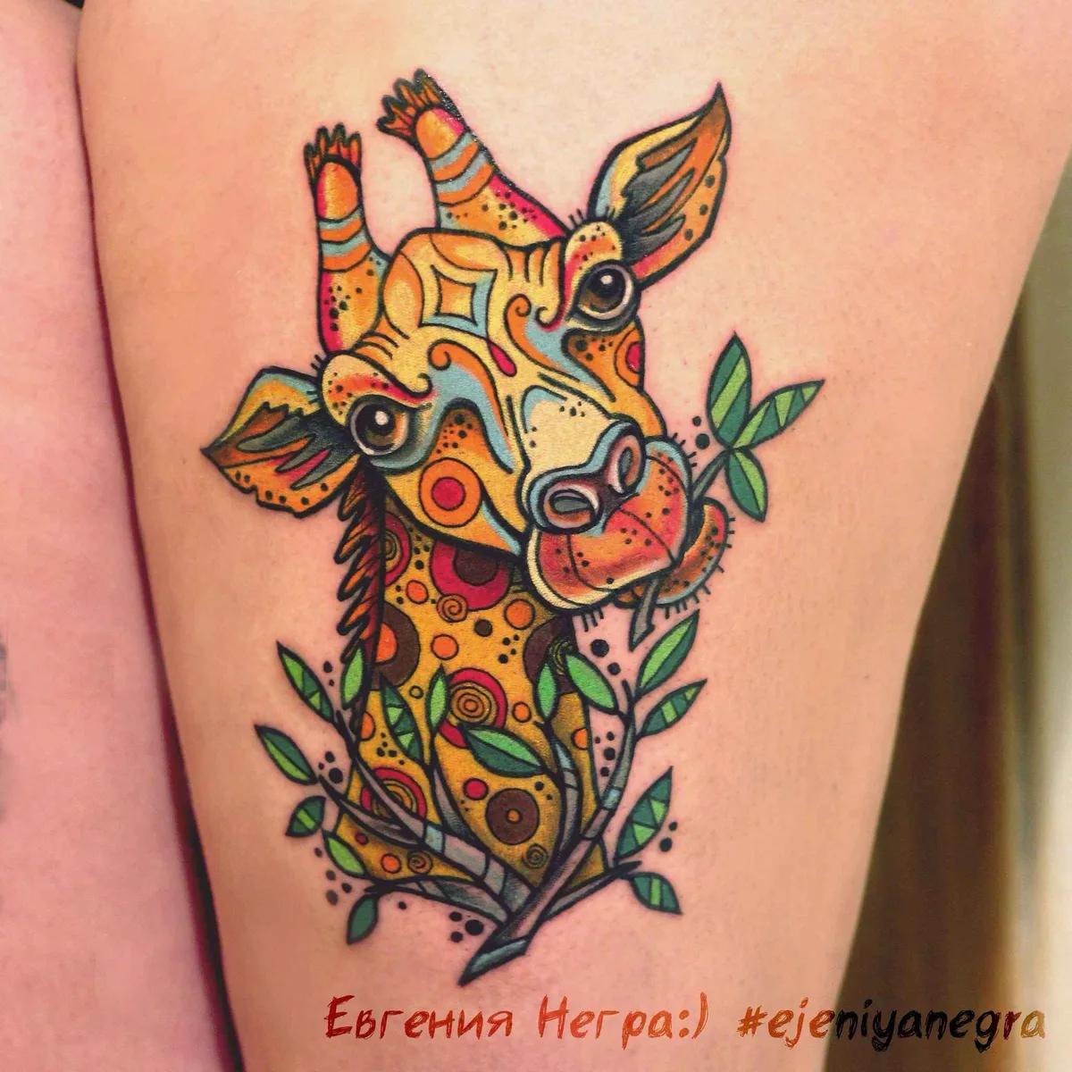 tatuaggio a colori neotradizionale etnico Ejeniya Negra