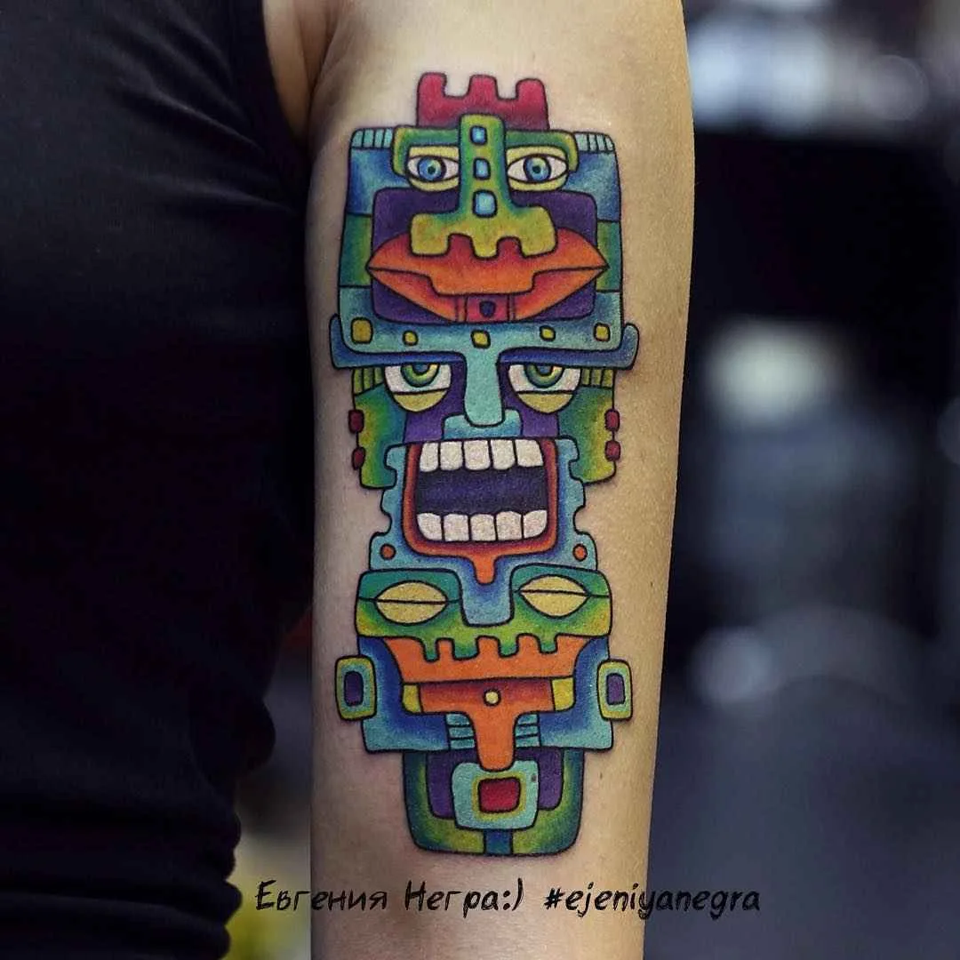 tatuaggio a colori neotradizionale etnico Ejeniya Negra