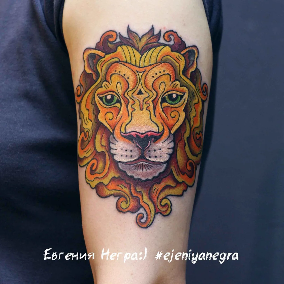 tatuaggio a colori neotradizionale etnico Ejeniya Negra