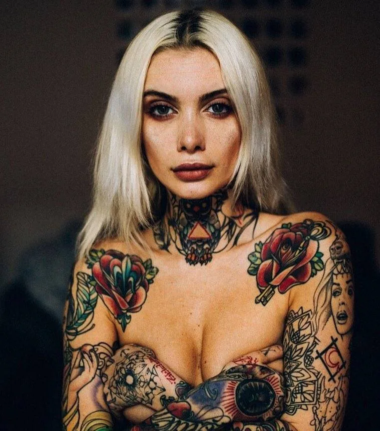 Modello di moda tatuato Valentina Belleza, modello alternativo, ragazza tatuata | Parigi, Francia