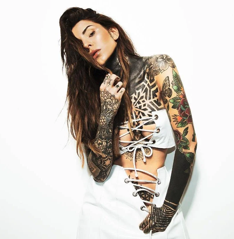 12 foto pi&ugrave; calde della ragazza argentina tatuata Mar&iacute;a Candelaria Tinelli