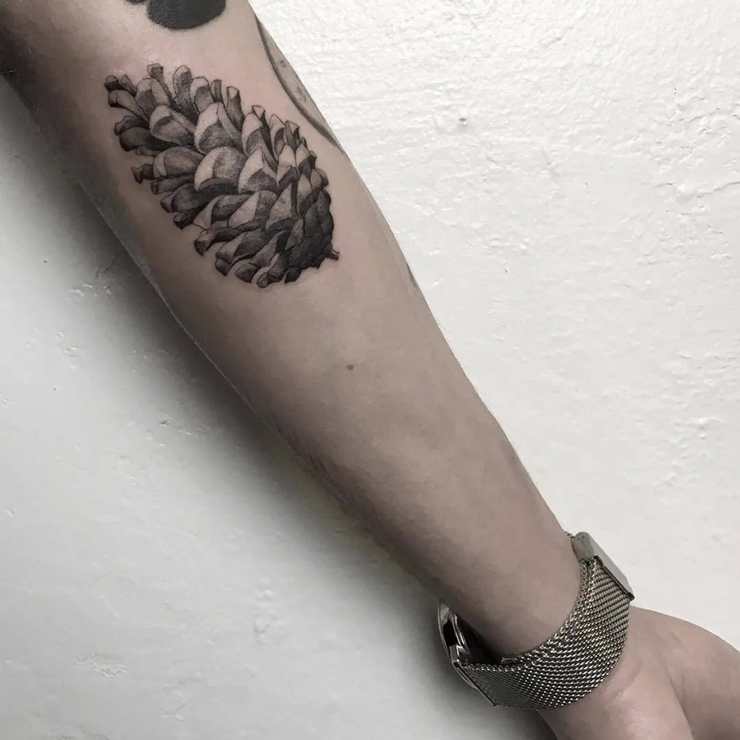 Artista de tattoo Nal, estilo preto&cinza realista minimalista | EUA