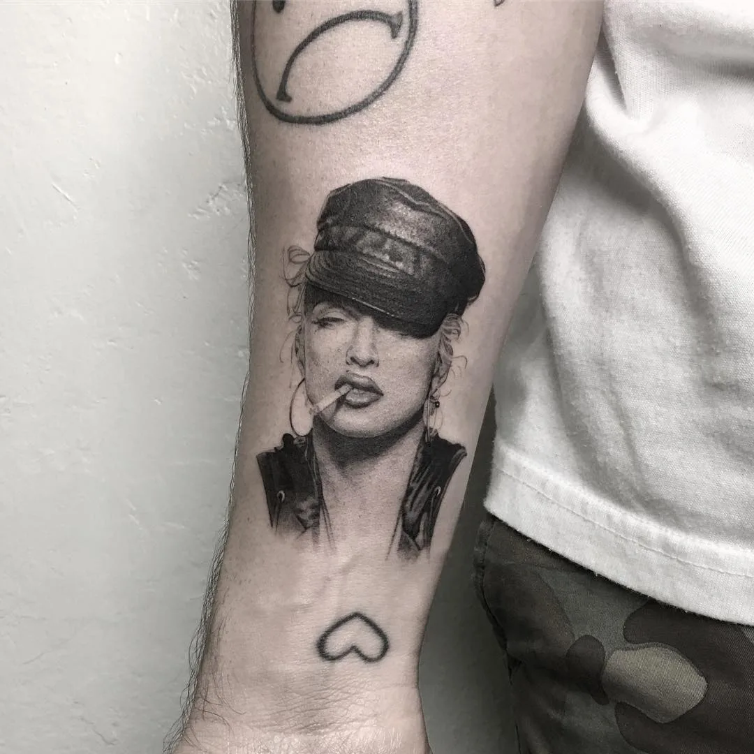 Artista de tattoo Nal, estilo preto&cinza realista minimalista | EUA