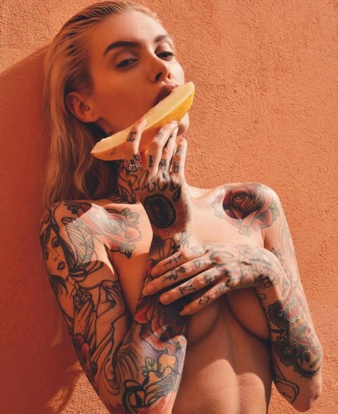 Modello di moda tatuato Valentina Belleza, modello alternativo, ragazza tatuata | Parigi, Francia