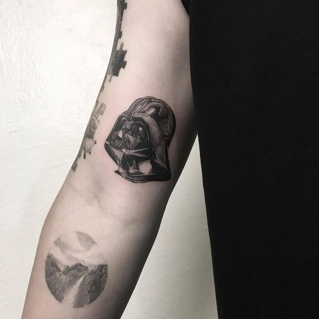 Artista de tattoo Nal, estilo preto&cinza realista minimalista | EUA