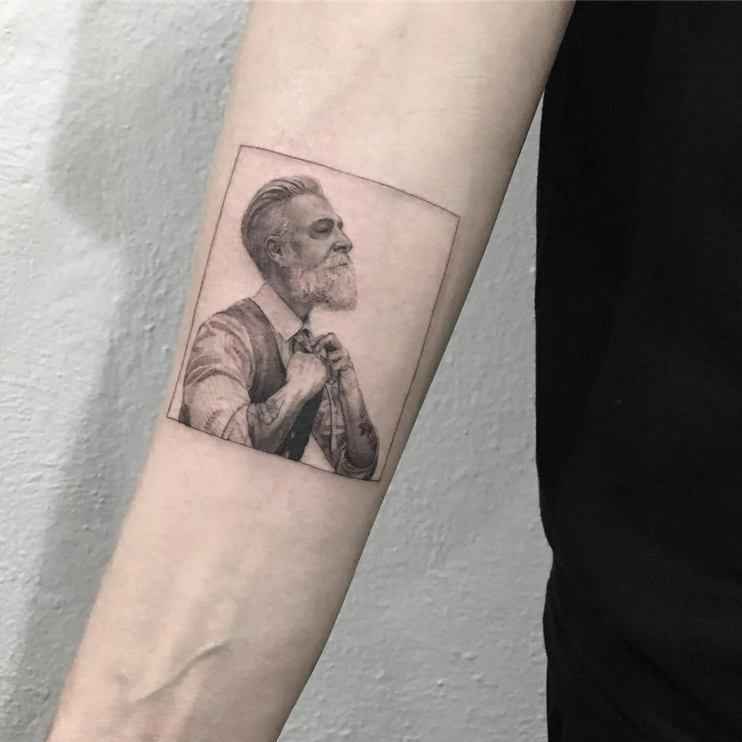 Artista de tattoo Nal, estilo preto&cinza realista minimalista | EUA