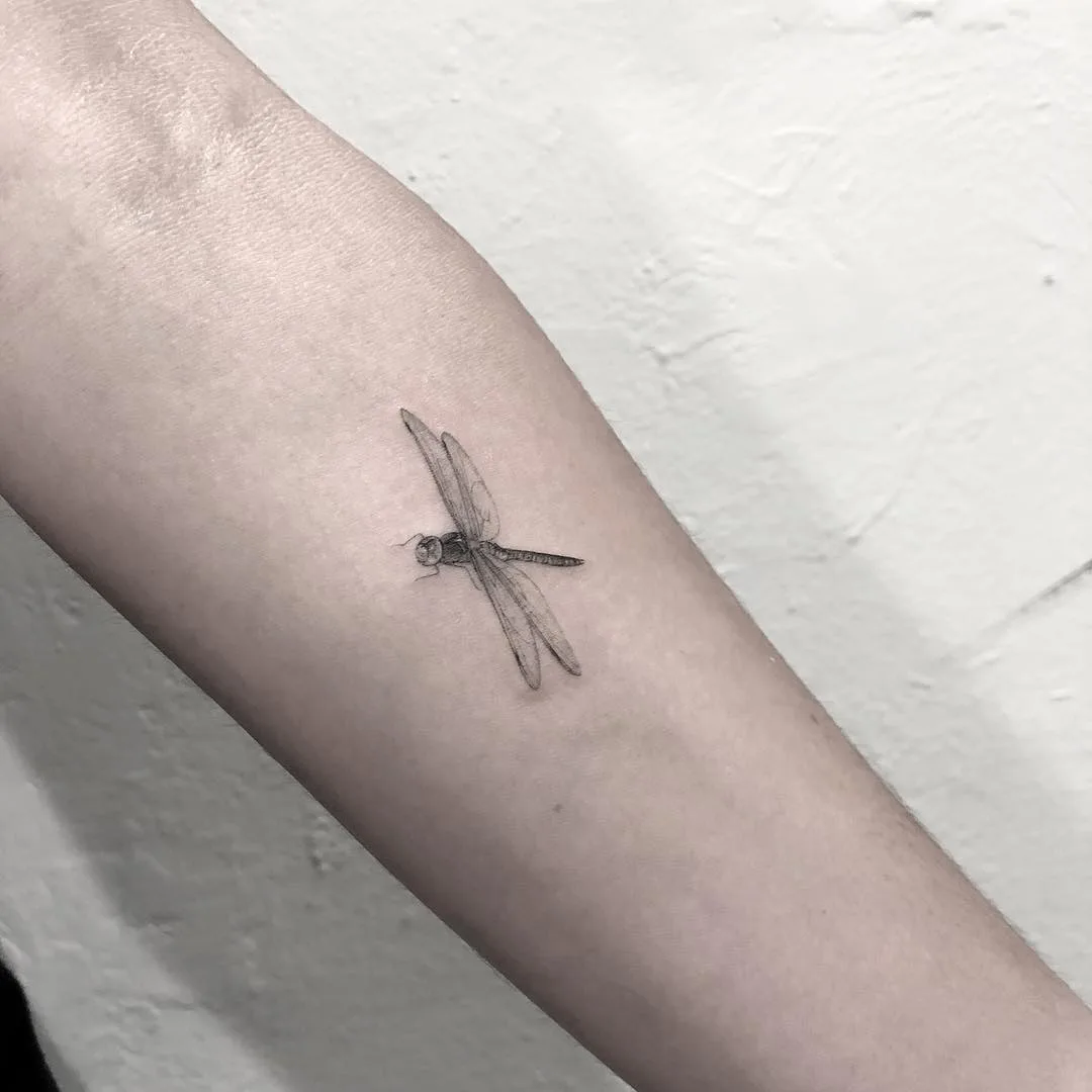 Artista de tattoo Nal, estilo preto&cinza realista minimalista | EUA