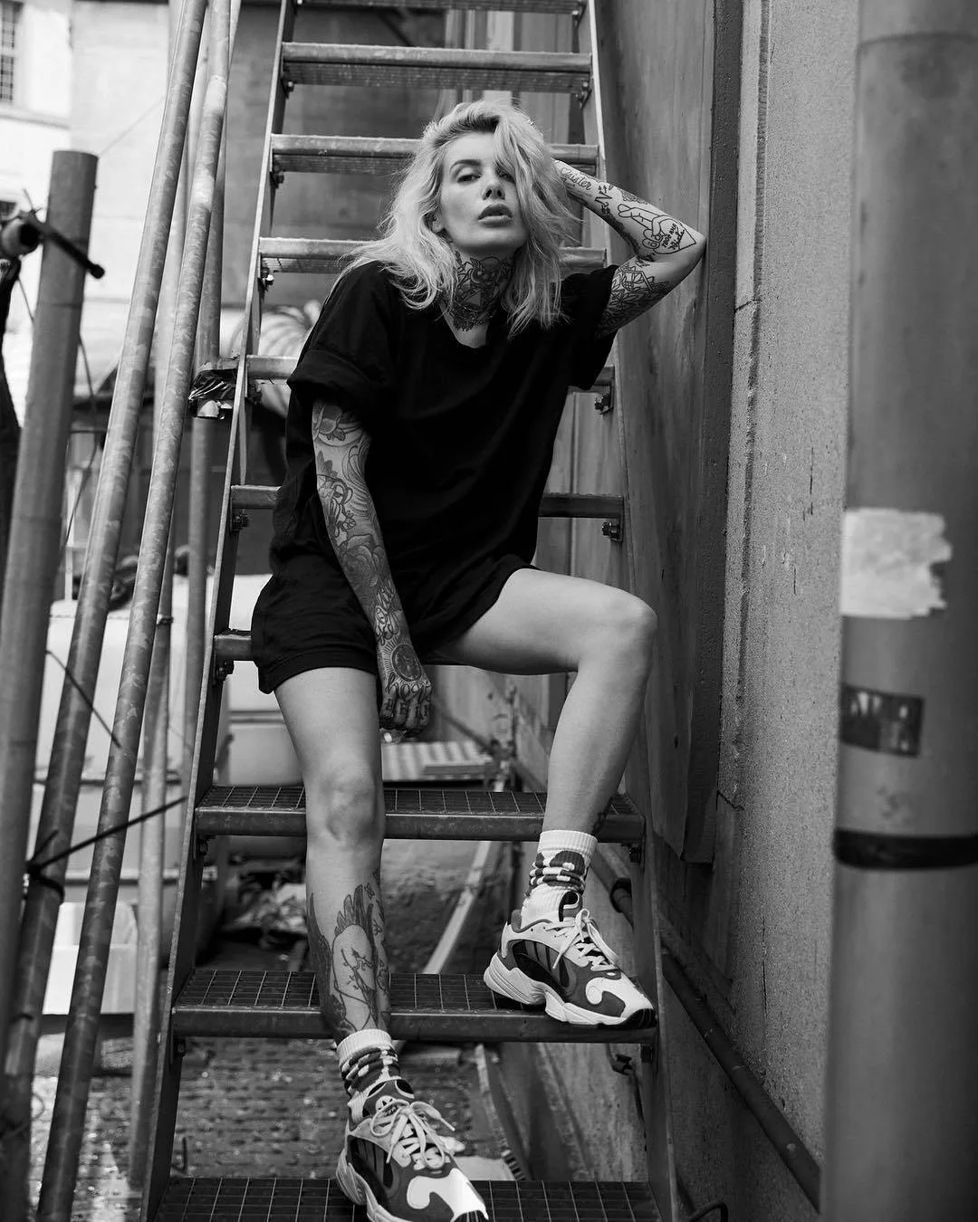Modello di moda tatuato Valentina Belleza, modello alternativo, ragazza tatuata | Parigi, Francia