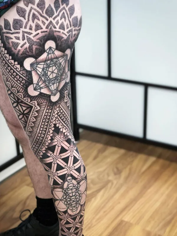 black and grey geometric Tatuaggio su thigh #25074 | Tatuatore Keegan Sweeney