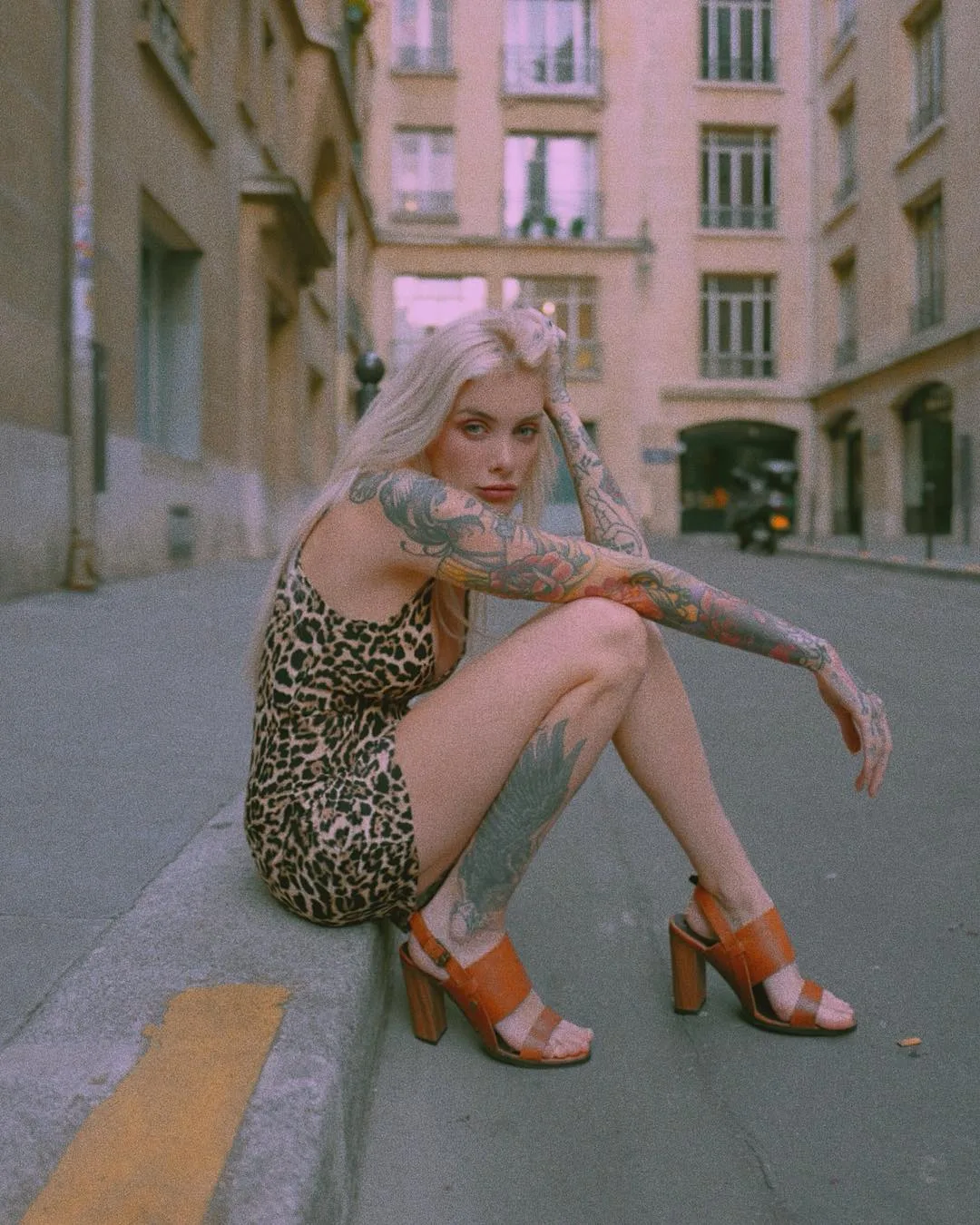 Modello di moda tatuato Valentina Belleza, modello alternativo, ragazza tatuata | Parigi, Francia