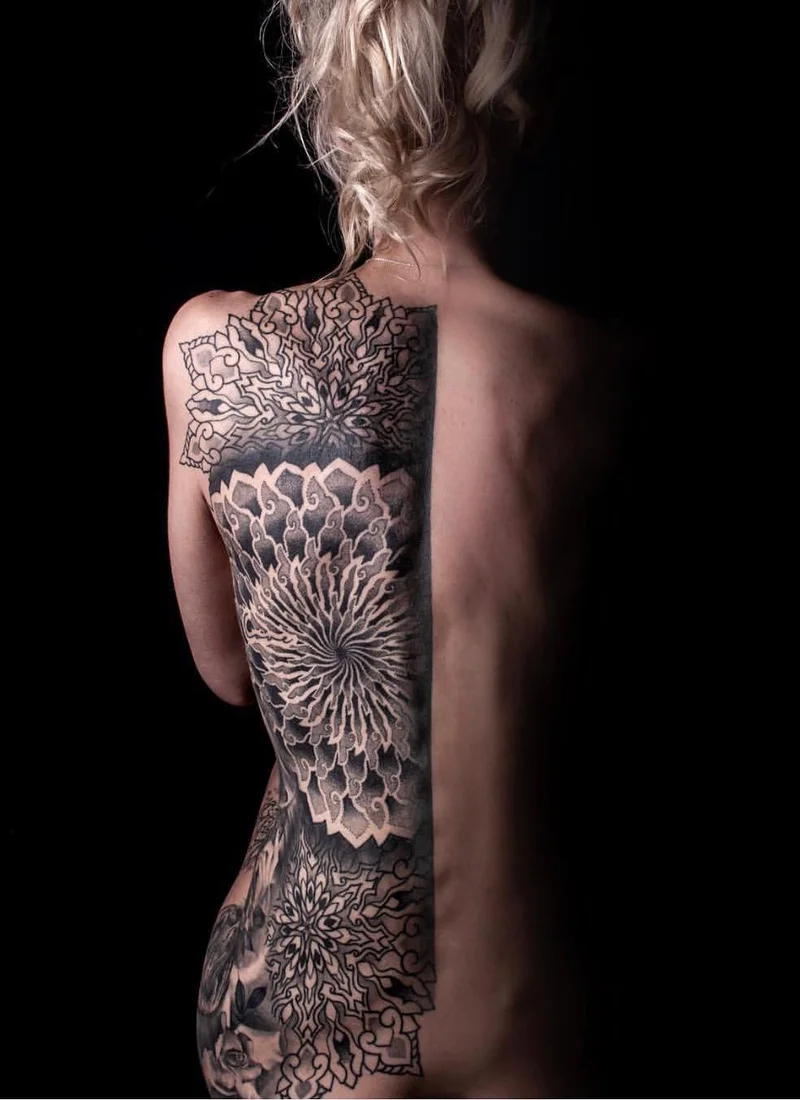 Artista di tatuaggi Keegan Sweeney