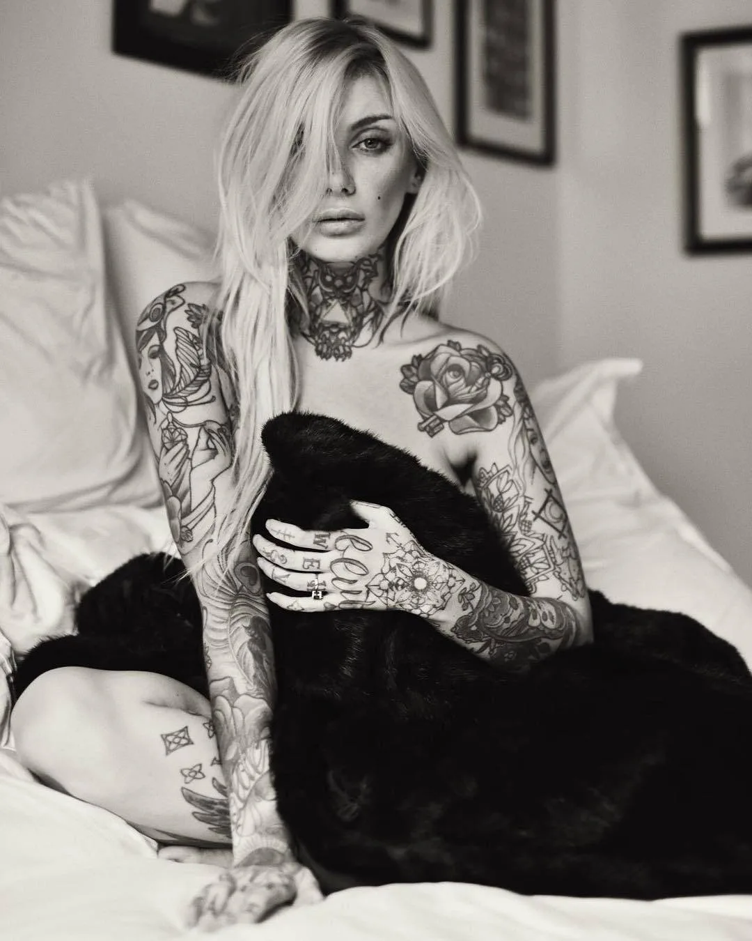 Modello di moda tatuato Valentina Belleza, modello alternativo, ragazza tatuata | Parigi, Francia