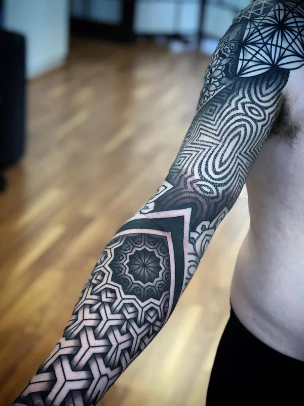 male black and grey geometric Tatuaggio su full sleeve #25079 | Tatuatore Keegan Sweeney