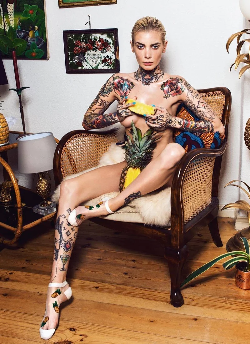 Incredibile modello francese sexy con tatuaggi Valentina Belleza