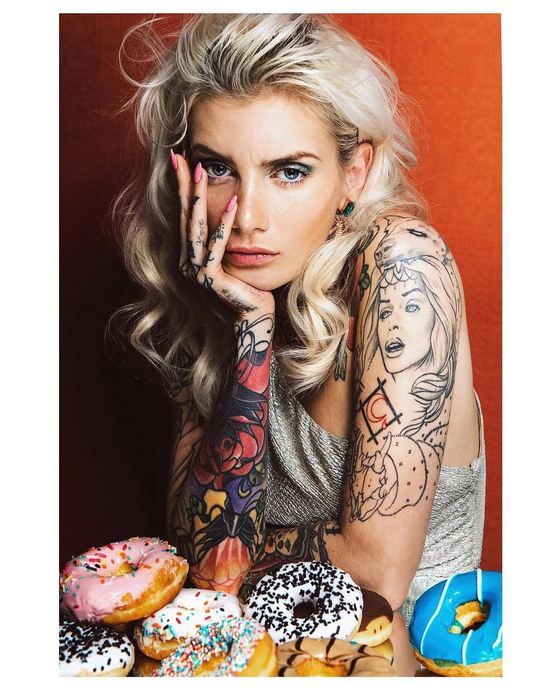 Modello di moda tatuato Valentina Belleza, modello alternativo, ragazza tatuata | Parigi, Francia