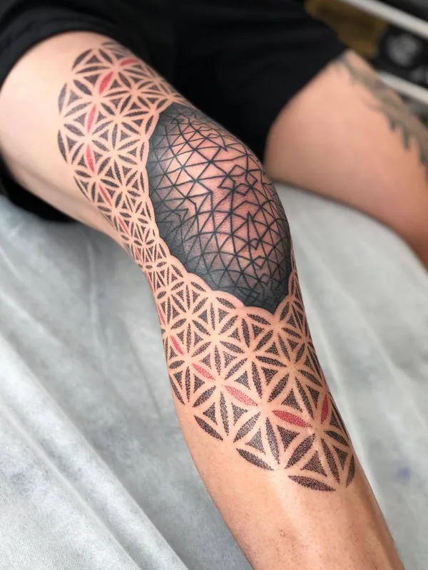 black and grey geometric Tatuaggio su knee #25085 | Tatuatore Keegan Sweeney