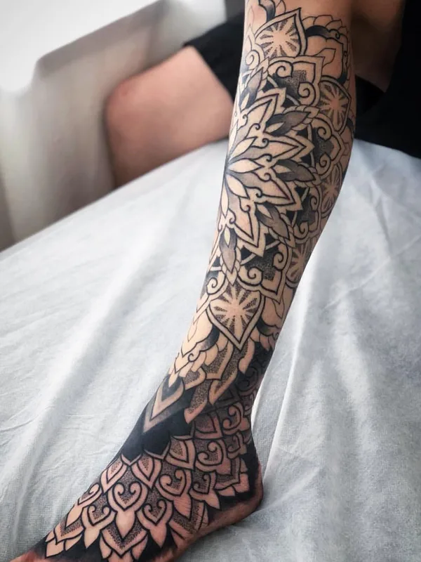 black and grey mandala Tatuaggio su foot #25084 | Tatuatore Keegan Sweeney