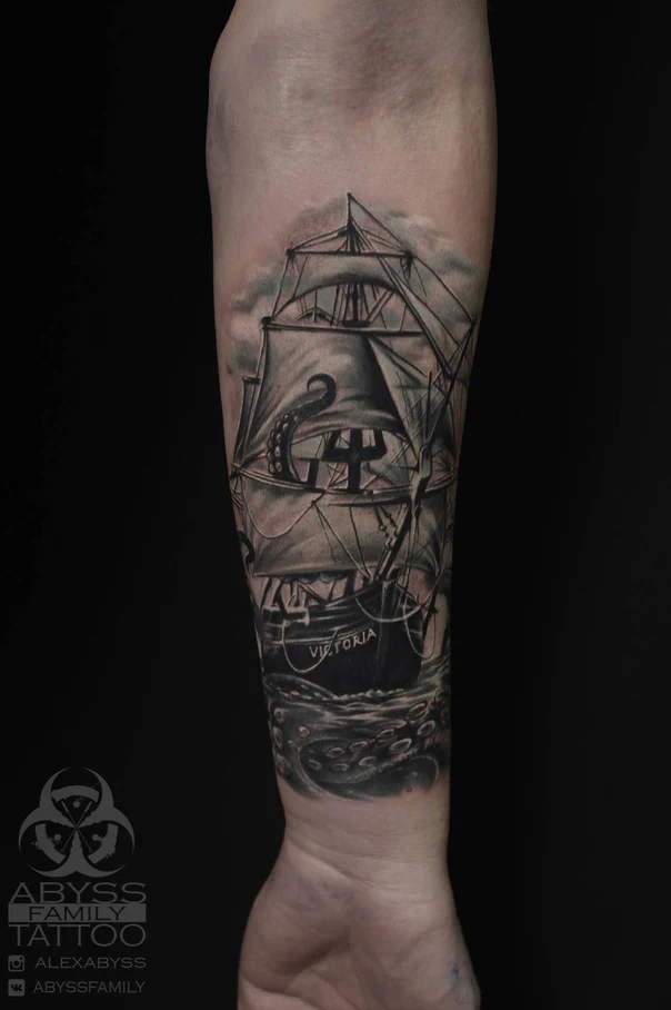 Чёрно-серая Ship, Octopus tattoo на Предплечье