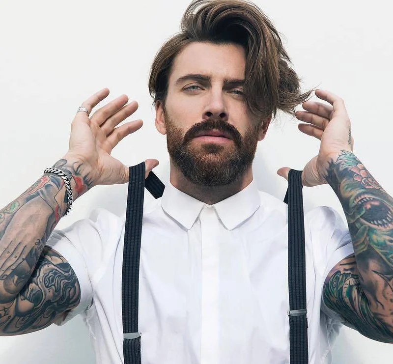 Tough, barbuto e tatuato Levi Stocke
