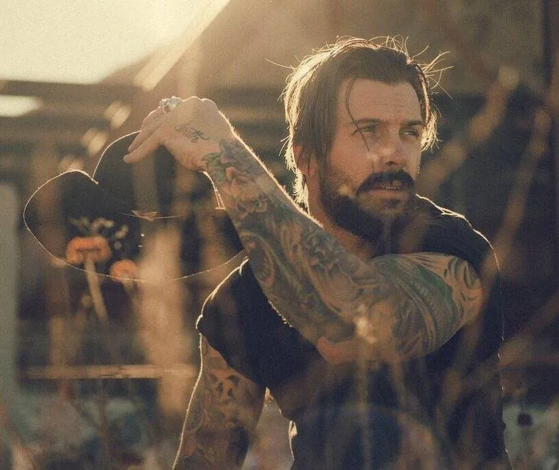 Modello tatuato Levi Stocke, modello alternativo, uomo con tatuaggi