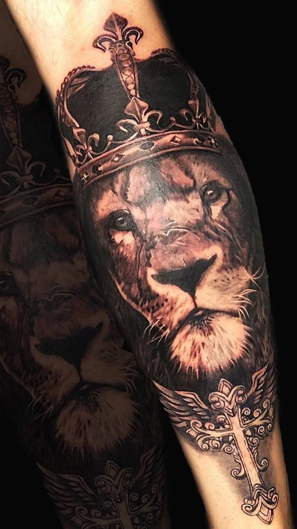 Реализм Lion, Crown tattoo на Предплечье