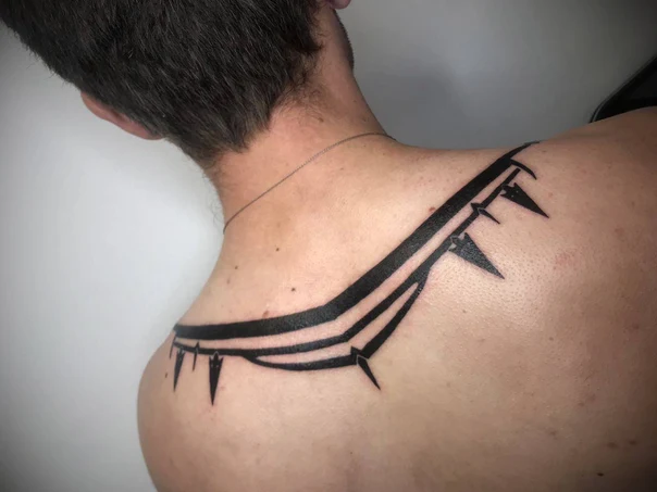 Блэкворк Geometric, Arrow tattoo на Лопатка