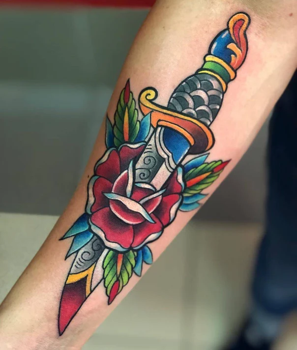 Традиционная Dagger, Rose tattoo на Предплечье