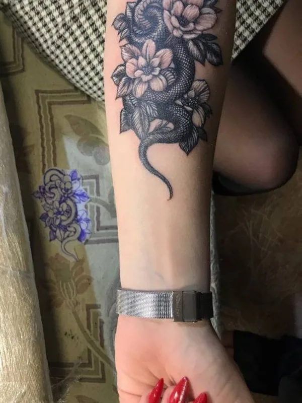 female black and grey blackwork Tatuaggio su forearm #32624 | Tatuatore Andrey Brendin