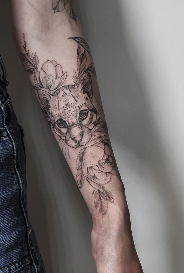 Файнлайн Cat, Flowers tattoo на Предплечье