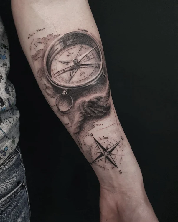 Чёрно-серая Compass, Map tattoo на Предплечье