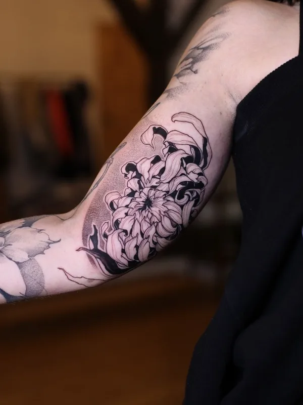female black and grey blackwork татуировка на forearm #37445 | Тату мастер Константин Строкин