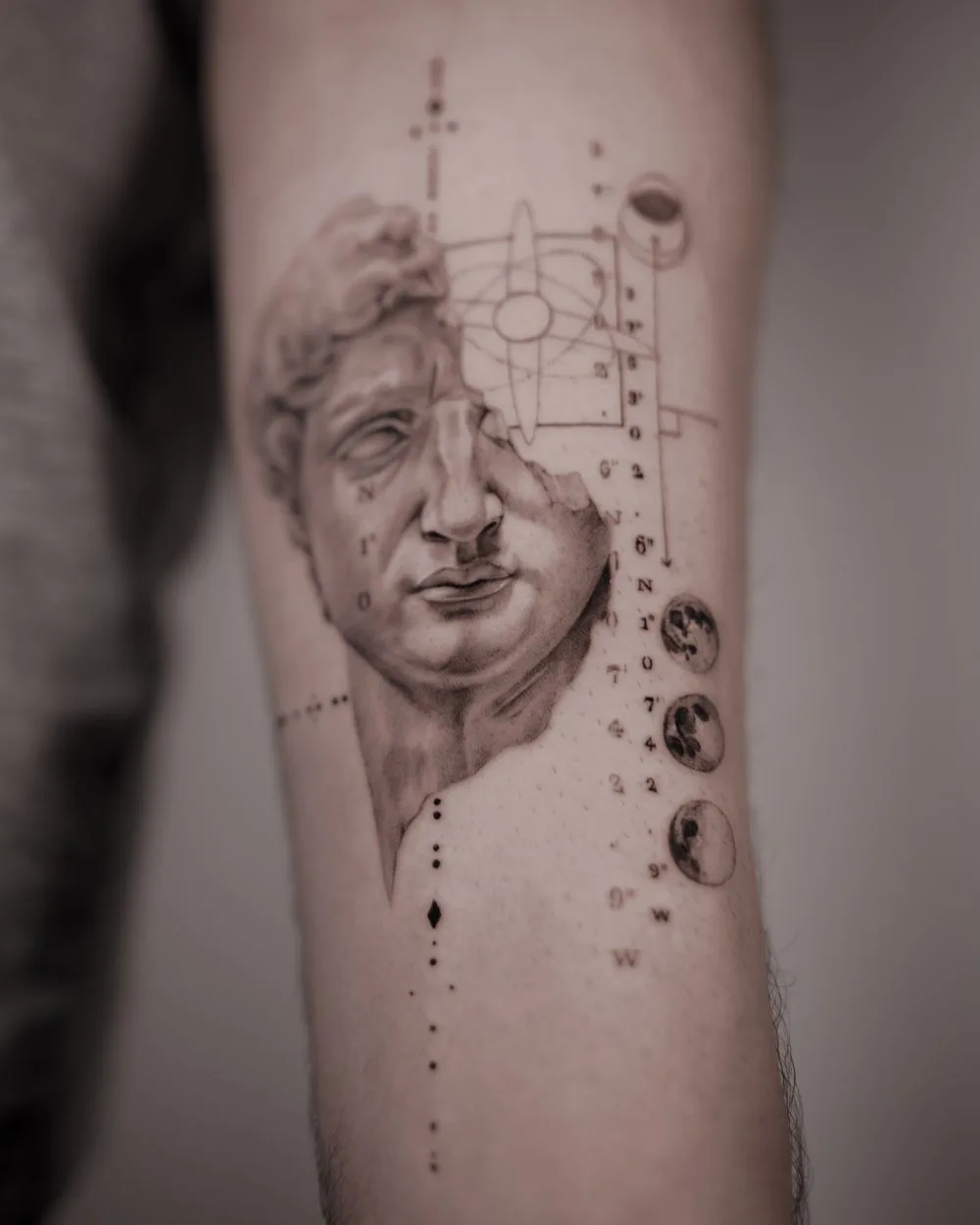 Tattoo artist Maxime Etienne, black and grey graphics, micro realism tattoo | Sydney, Australia