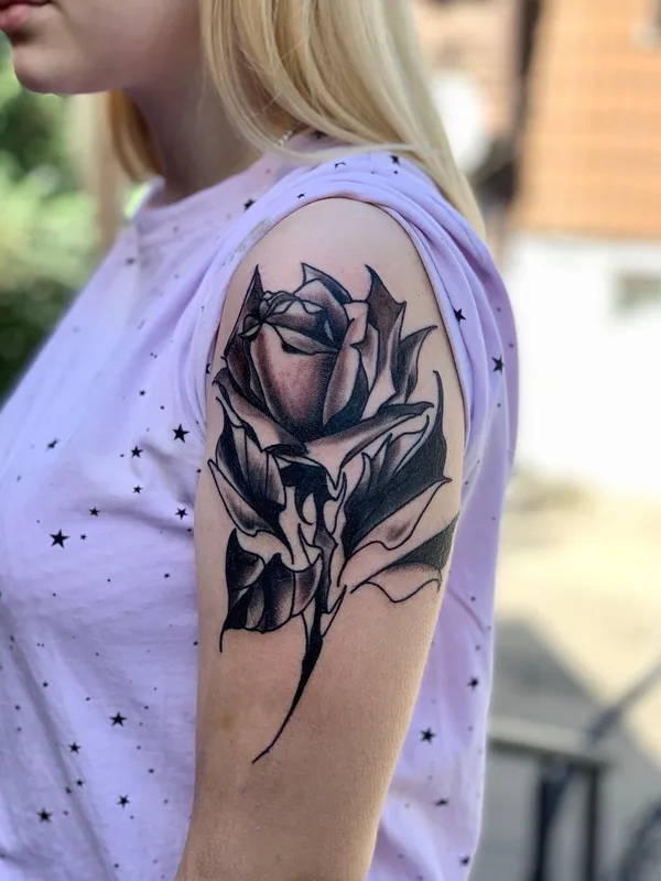 female black and grey black and grey tatuaje en upper arm #42157 | Tatuador Владислав Бондаренко