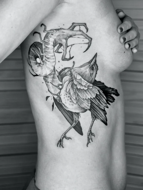 female black and grey blackwork 纹身 在 ribcage #42185 | 纹身师 Сергей Титух