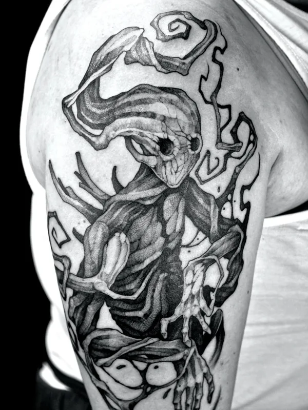 black and grey blackwork 纹身 在 upper arm #42184 | 纹身师 Сергей Титух