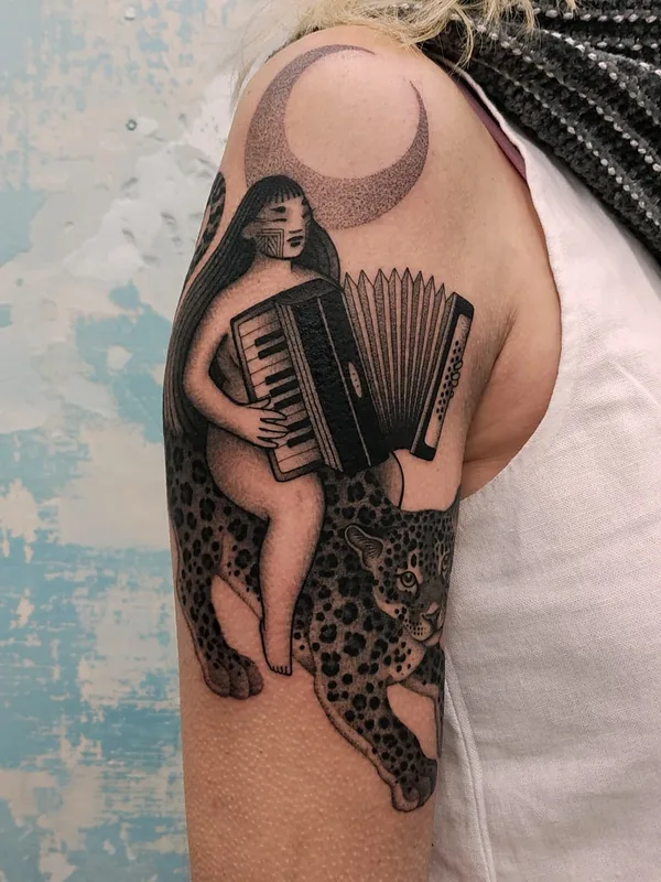 female black and grey illustrative 타투 부위 upper arm #42253 | 타투이스트 Yara Floresta