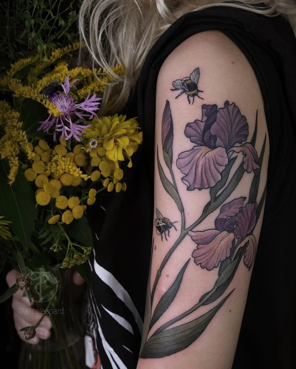 Ботаническая Flower, Bee tattoo на Внешняя сторона руки